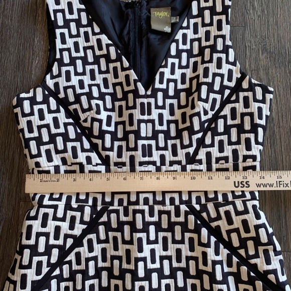 Taylor size 2 beautiful sleeveless midi dress - Picture 6 of 10